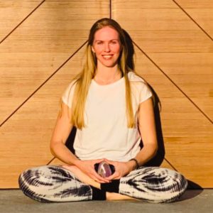 cara-yoga-met-kristallen